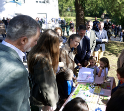 Sus Majestades los Reyes junto a Su Alteza Real la Princesa de Asturias y la Infanta Doña Sofía contemplan la exposición del proyecto educativo de alu